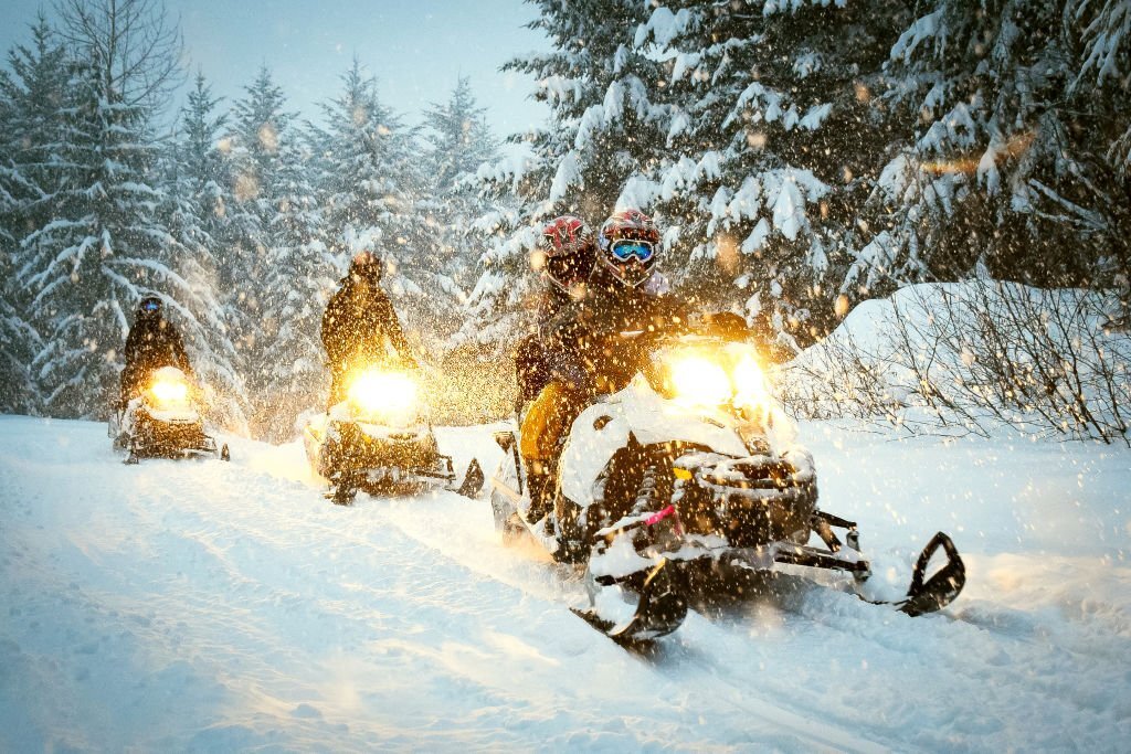 can you use a dirt bike helmet for snowmobiling