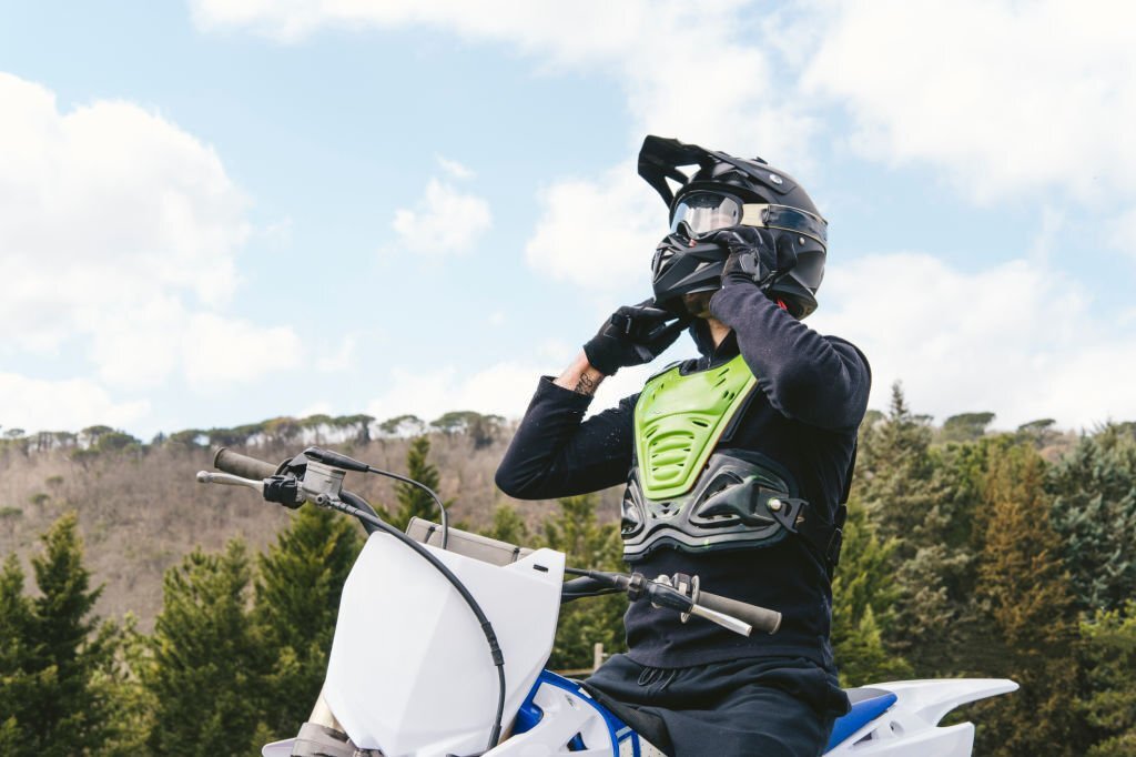 How to Put on a Motorcycle Helmet (Instructions & Guidance) – Moto1