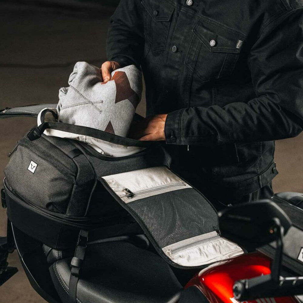 TAILBAG SW MOTECH LEGEND GEAR  LR4 GEAR TAILBAG BLACK 18-25 LITRE FUNCTION SPLASH PROOF