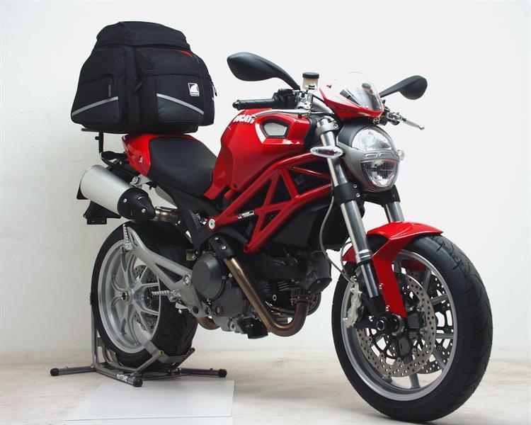 Ventura Luggage for Ducati 1100 Monster (09)